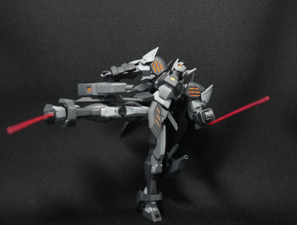 爪先と手首のビーム刃展開。