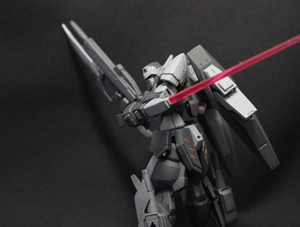 肘部のサーベル刃展開。