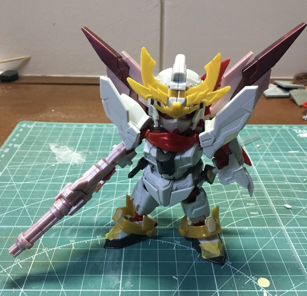 塗装前です。フロントアーマーを伸ばしたことで足が短く見えるようにしています。
塗装はガンダムエアブラシマーカーで塗っています。