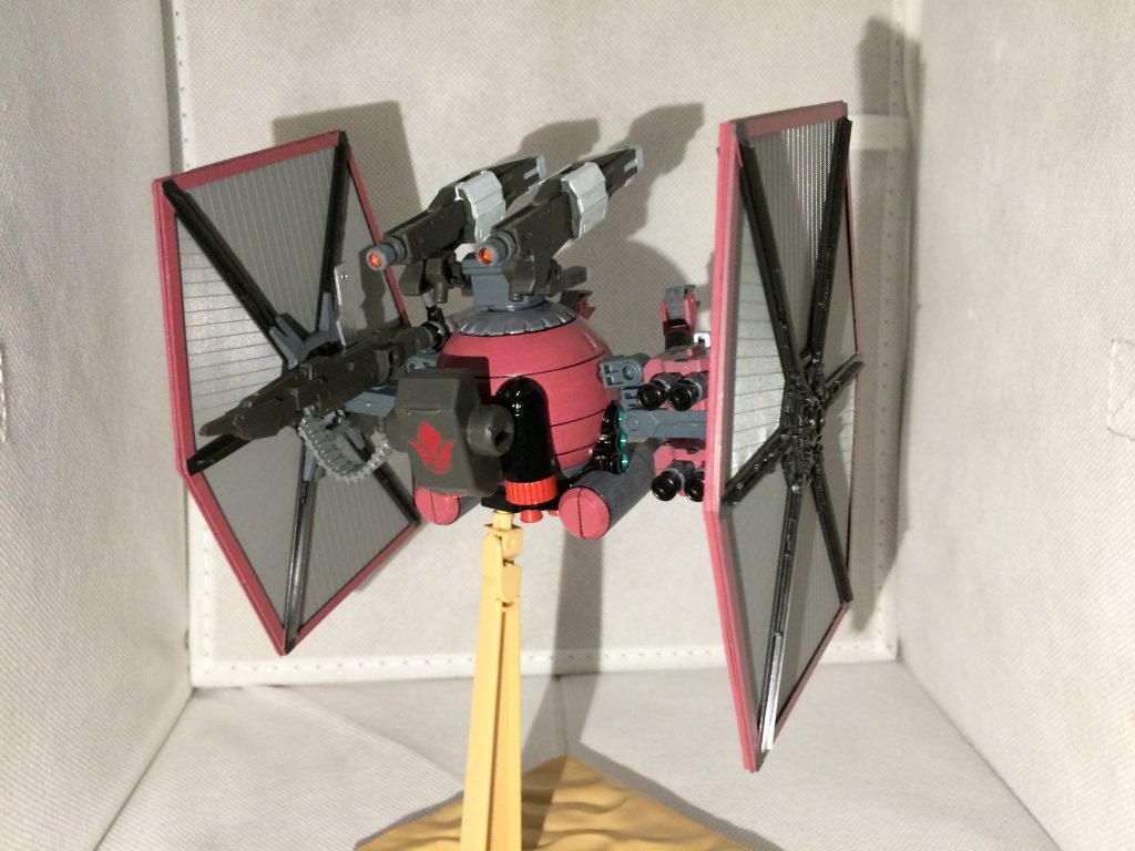 46億年ぶりにデカールに挑戦！今回はうまく貼れました！
鉄華団マーク！色はシャアピンクですがそれっぽい色でしょ