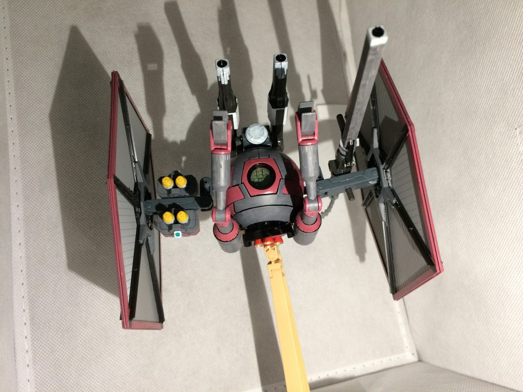 迫力のあるアングルを狙っても今一つ怖くないのはきっとアームのせい