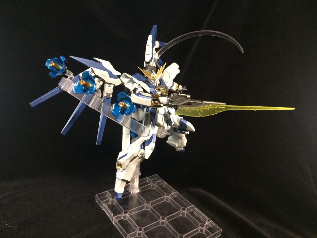 ライフルはシナンジュの物を切り詰めショートバレルに、銃身底部にビームトマホークを装備させています。