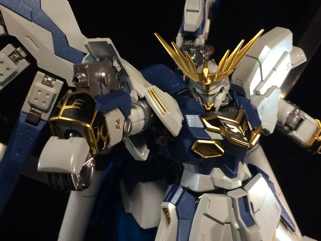 前腕にビームガン兼用ビームサーベルを装備