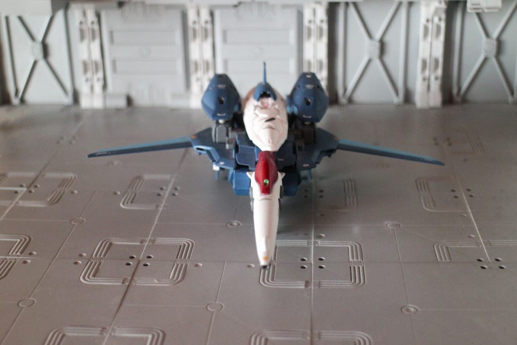 この機体のメイン形態ともウェブライダーです。
主翼は逆につけて前進翼にしました。シールドは機体上面にマウントされます。
機首はリ・ガズィのBWSの機首に変更。サイドアーマーのも変更しており
ベースのデルタプラスよりも流れるようなラインになったと思います