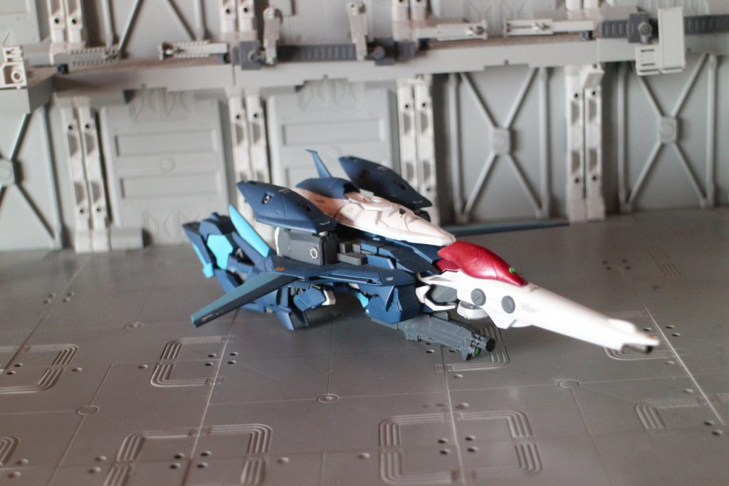 ベース機体はビームライフルをウィングバインダーにマウントしますが
下面にはビームマシンガンをマウントするように変更(もちろんビームライフルもマウントできます)
何となく、機銃は中央(又は左右対称)じゃないと落ち着かないもので・・・
主翼に3カ所、足の付け根に1カ所の計8カ所のハードポイントがあり状況に応じて武装の変更が可能です。
ハードポイントはネオジム磁石を使っており簡単に着脱可能です。
もうウェブライダーじゃなくて・・・ほとんどマクロスのVFですね(笑)