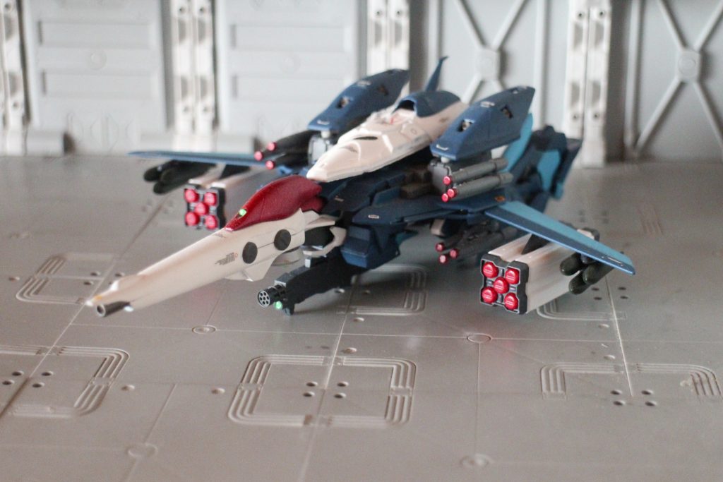 装備例その2『対地攻撃使用』
多目的ミサイル×12
マイクロミサイルポッド×2基
自由落下爆弾×6
と、この様に気分よって装備を替えて飾れるのがこの機体の最大の良い所ですね。
前はストライカーパック装備型も載せてましたが・・・また作品として載せたいと思います!
ここまで見て下さりありがとうございました!