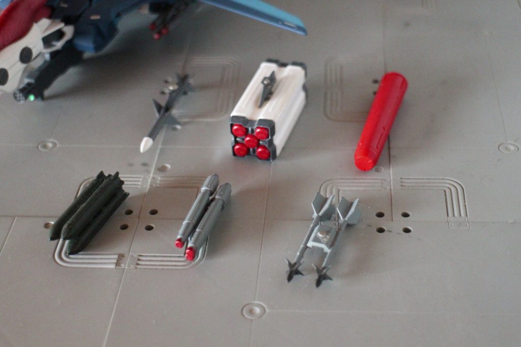 ハードポイントにマウントできる武装です。
高機動中距離空対空ミサイル、マイクロミサイルポッド、プロペラントタンク
自由落下爆弾、多目的ミサイル、高機動短距離空対空ミサイル
と、言う感じになってます。
武装はVF-1のウェポンセット、現存する戦闘機のプラモのウェポンセットなどから引っ張って来てます。
対艦ミサイルなどもう少し増やしたい所です。