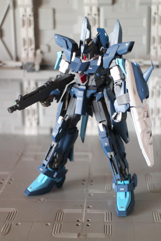 フロントショット
デルタプラスをベースに頭、腕、足首をリ・ガズィに変更してます。
サイドアーマーはリガズィの足を利用して作成しました。
シールドはマクロスFのVF-25のスーパーパックのキットから流用してます。
メインウェポンのビームマシンガンは付属のビームライフルを切り詰めてガトリングガン風の銃口にしてます。