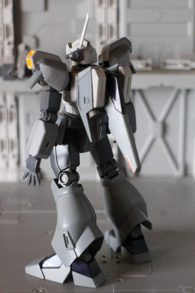 ミッションパックを装備する関係上、バックパックのビームサーベルラックがかなり開き難いのか難点・・・