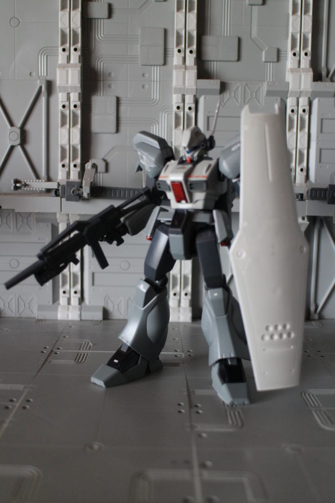 一般兵装はビームライフルと大型シールドです。シールドをどこから引っ張って来たか解る方も多そうです。