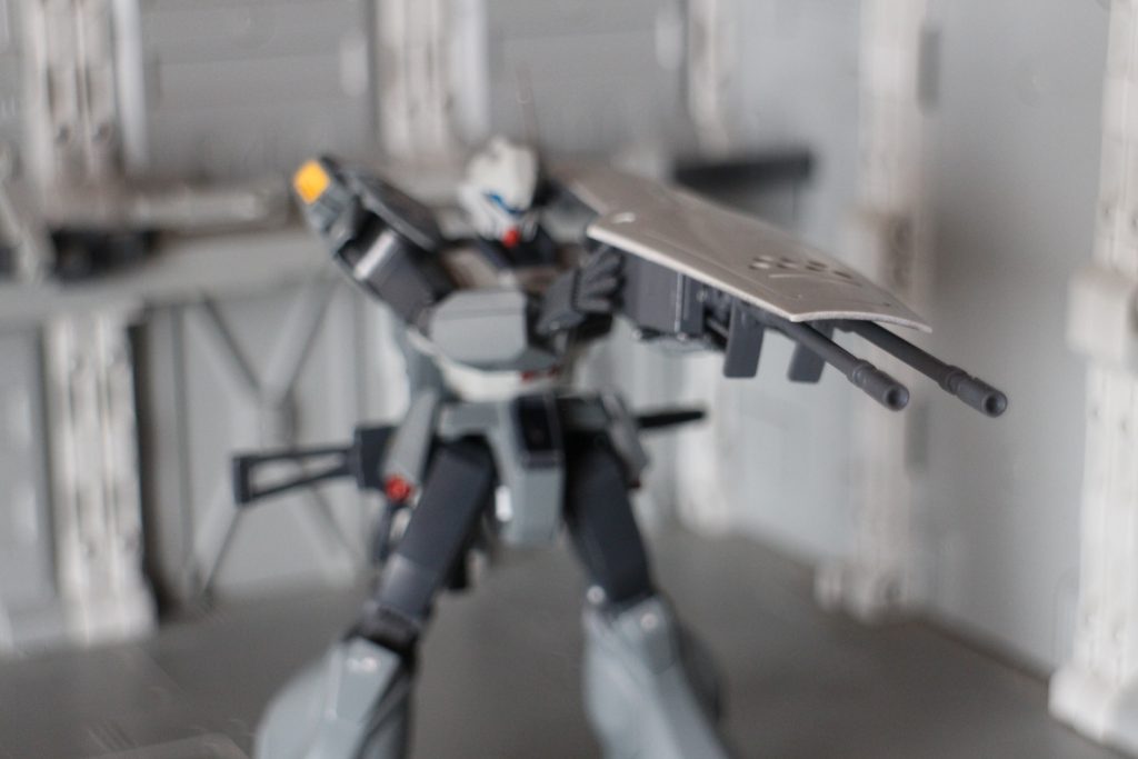 シールドの裏側に3mm穴があるので各種兵装を取り付けられます。写真はミサイルポッドと2連装マシンキャノンです。