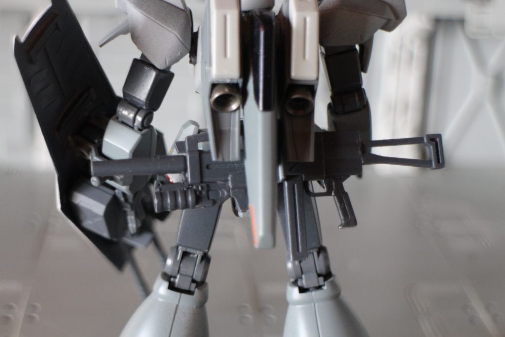 ビームライフルは腰にマウントできるので、出撃時は別兵装を持って出撃もできます。