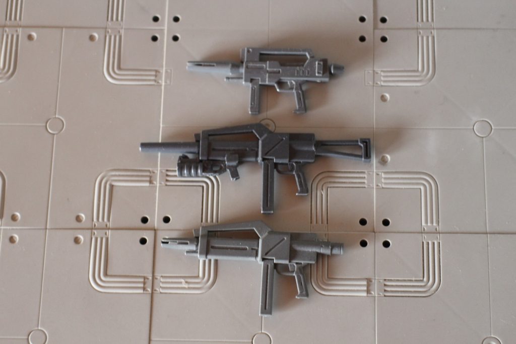 ビームライフルはバレルとストックを延長、アンダーバレルグレネードを取り付けた火力強化型。