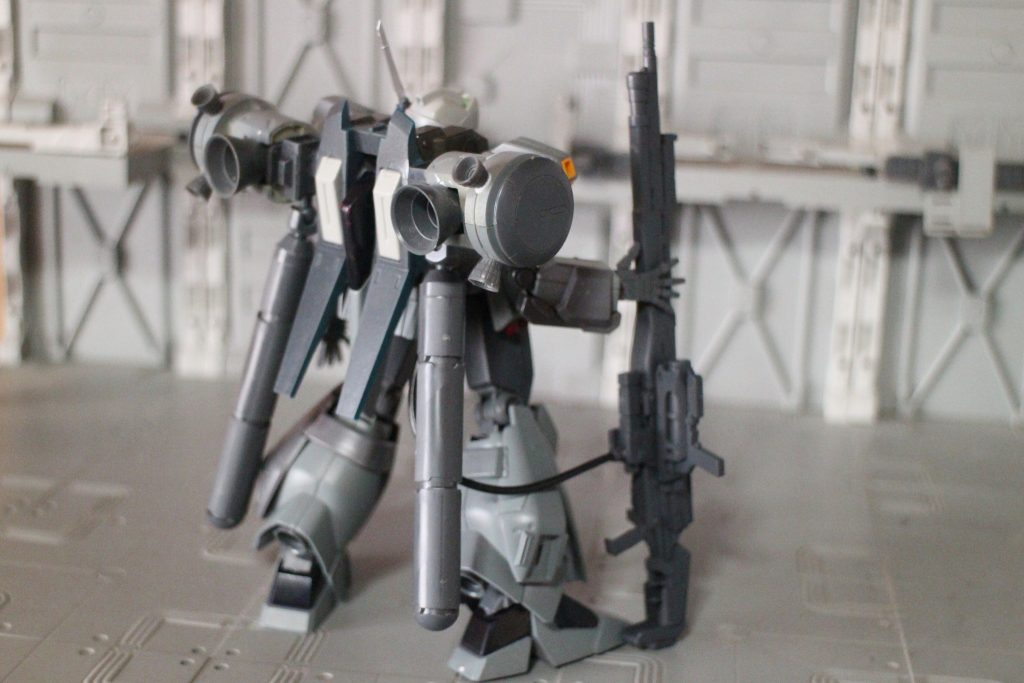 ミッションパックその2『ハイマニューバパック』両サイドのブースターポッドが特徴的な装備です。
こっちはもうちょっとで完成