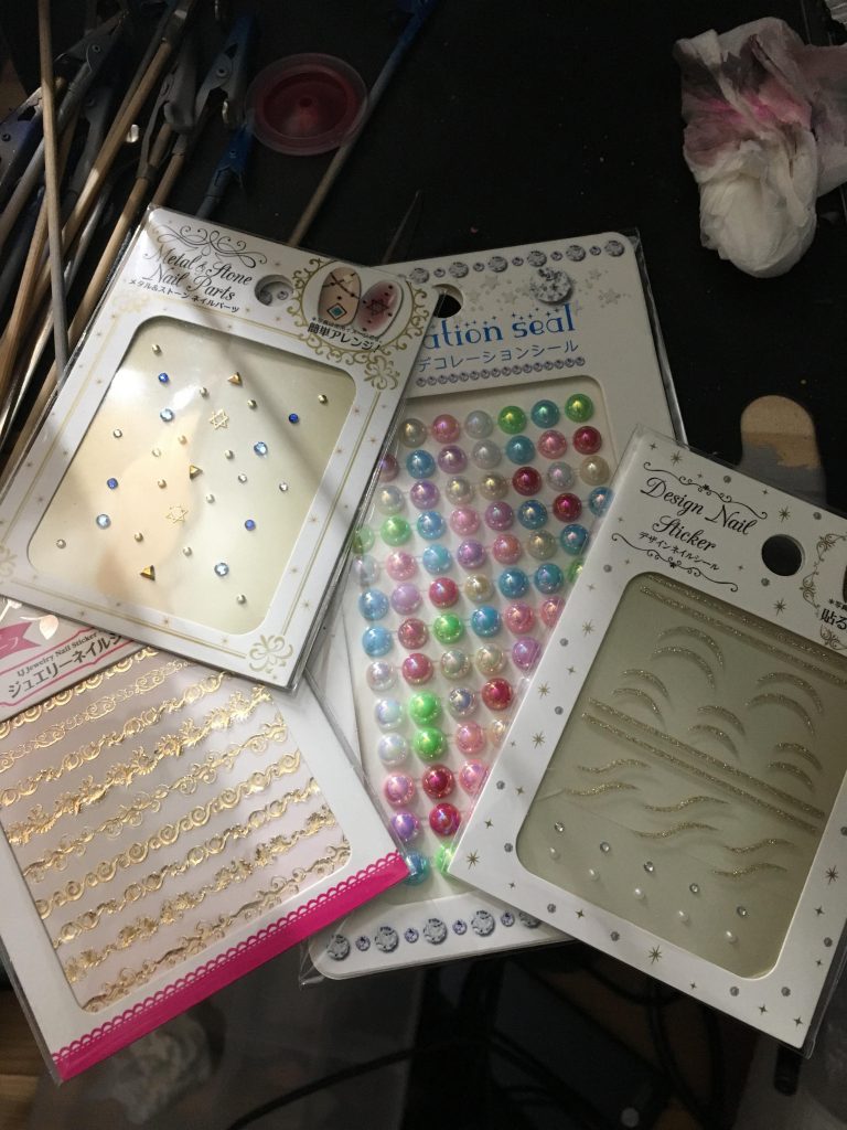 鎧や羽にもこれらのシールを貼ってます。騎士っぽくていいですね。