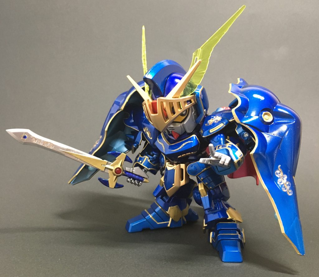 バイザーを反対につけると一気に悪者顔に…。よくみるアレンジですね。