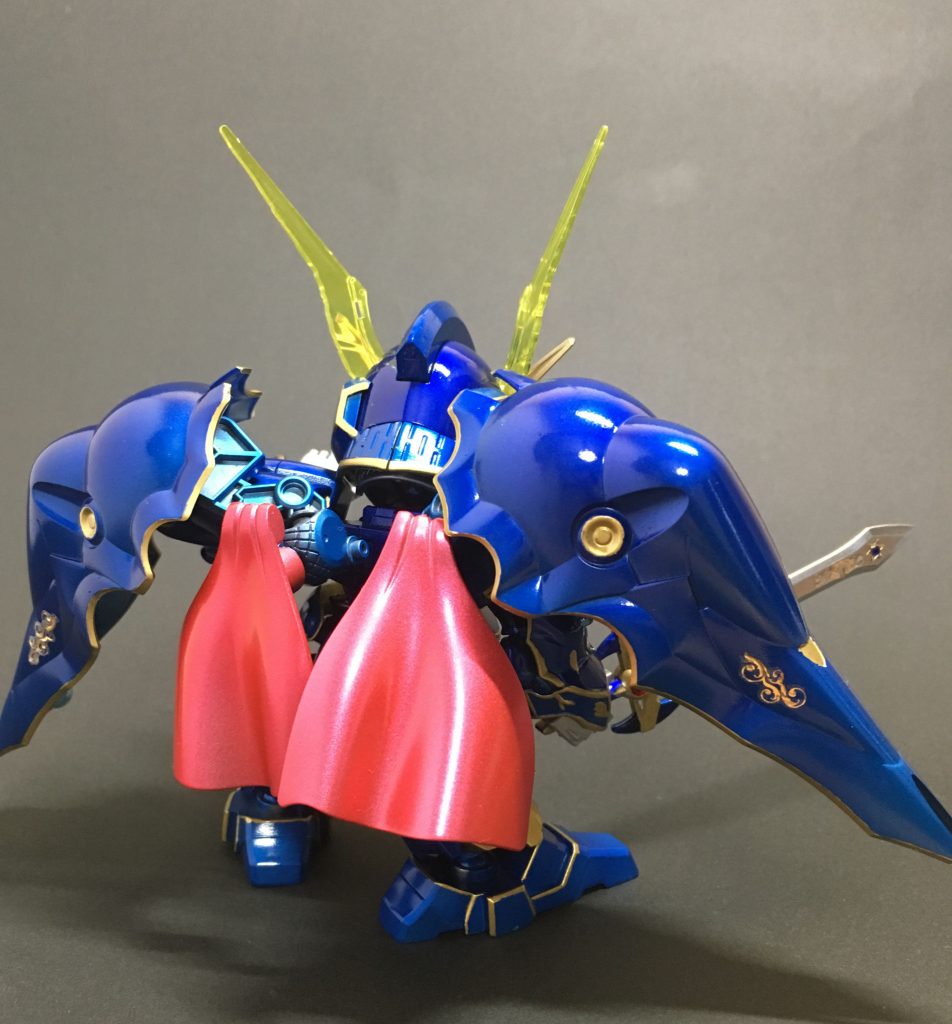 背中にはナイトガンダムのマントとクシャトリアの羽を2枚背負わせています。