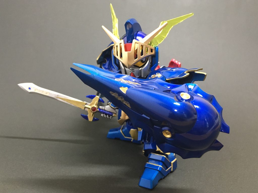 羽は取り外して縦にもできます。重装騎士みたい。オンゲでいうところのタンク役ですね。