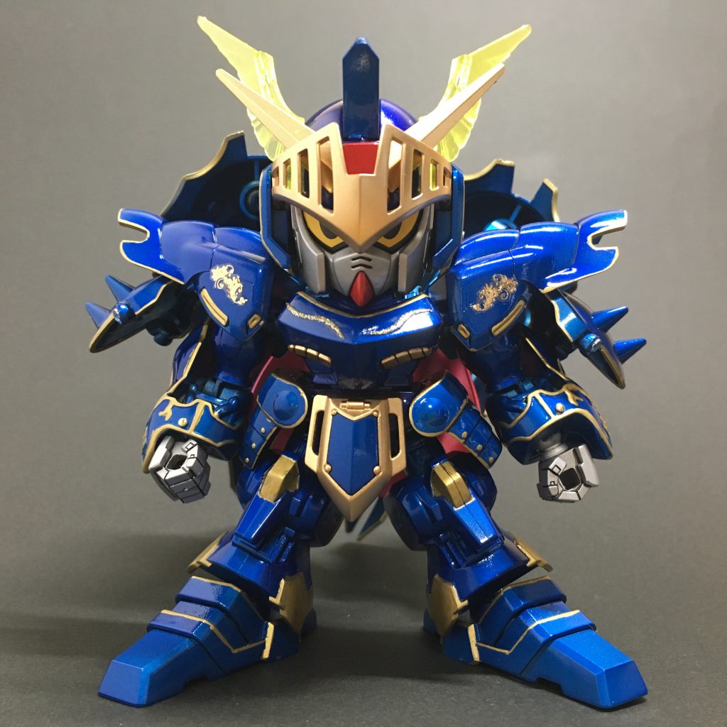 羽をたたんで正面から。全体はエアブラシでキャンディ塗装。金色は一部ガンダムマーカーゴールドを使用してます。隠蔽力が強くて便利な反面、フリーハンドで塗ったので結構はみでてます。