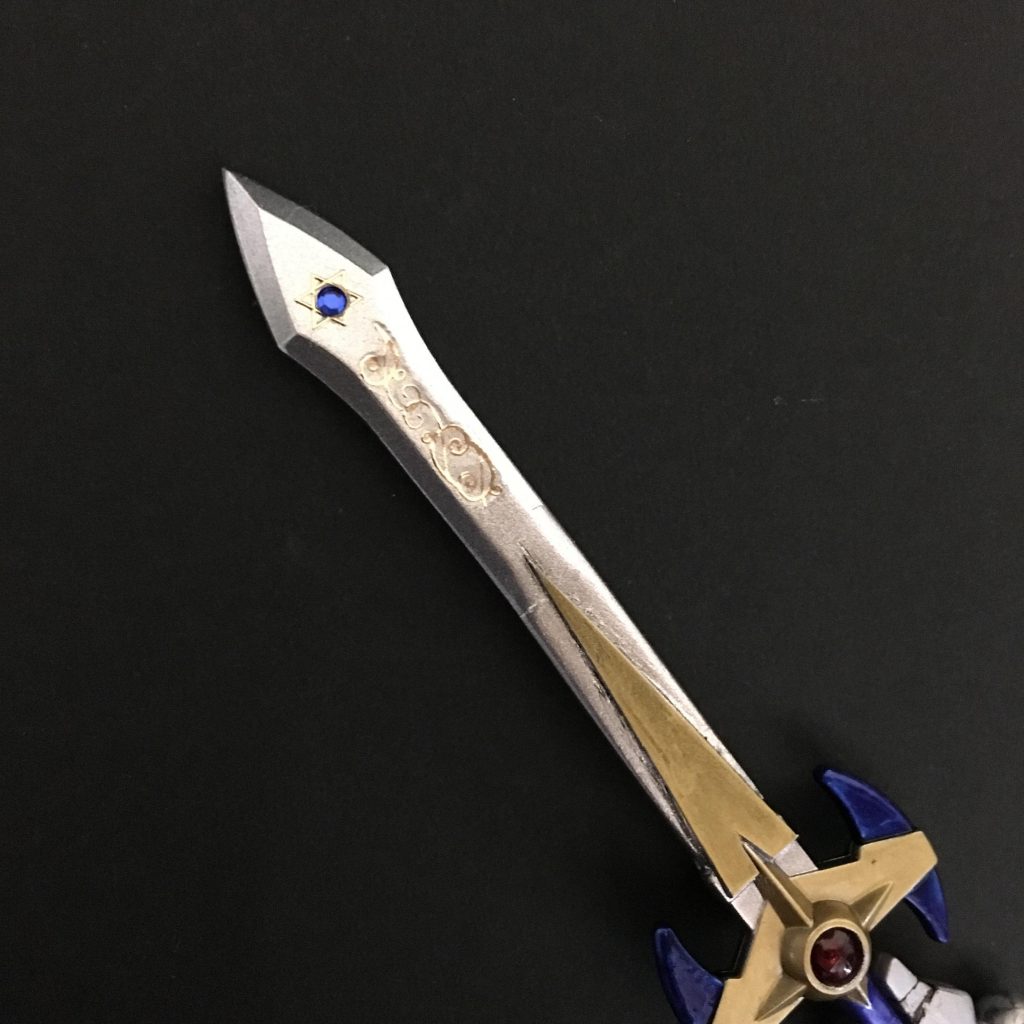 100均のネイルコーナーでゲットしたシールです。簡単にディテールアップできて便利。剣の長さがそのままだと短かったのでプラ板で延長してます。