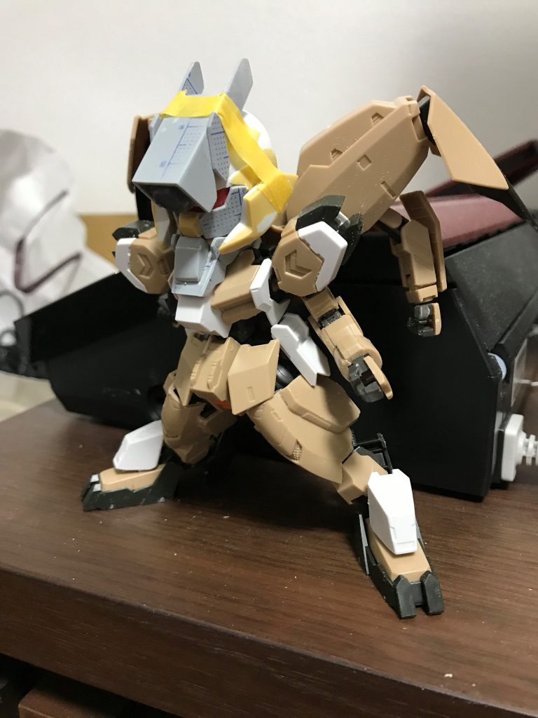 SDバルバトスルプスから頭はを拝借
ほぼ原形をとどめてませんが、目と頭本体を流用しました
他はパテ・プラバンで形成
胴体・腕・足の短縮を行い、自立できるよう調整