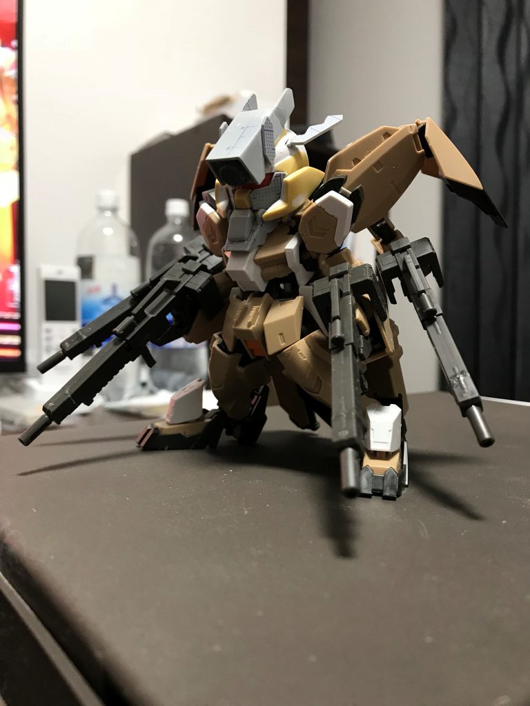 バックパックや隠し腕は短縮すると武器の位置取りに困りそうだったので、そのままにしてあります。
細かなアンテナなどを追加しました