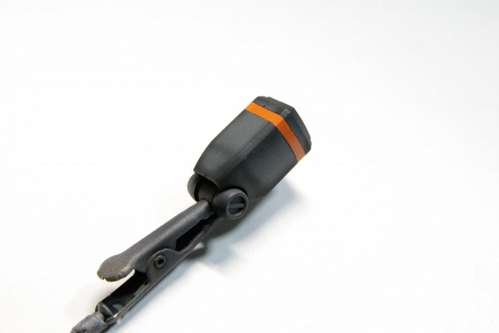 ワンポイントに袖にオレンジラインでプロトイメージを