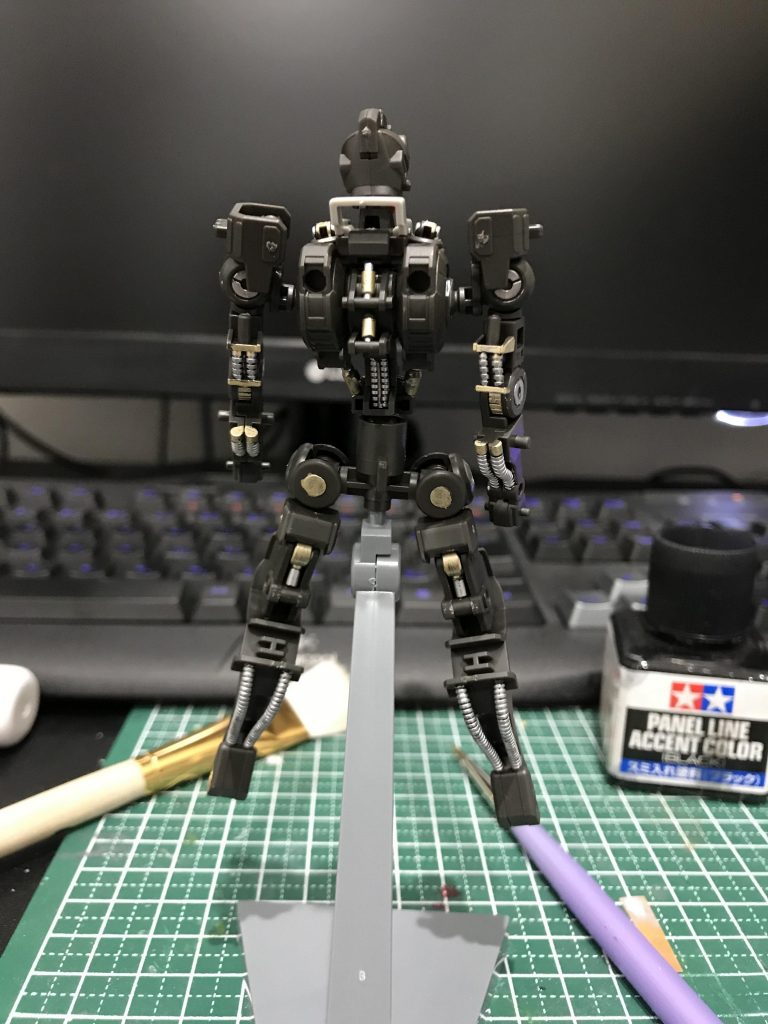 フレームを先行して作り、きっとこうなってるという設定でシルバーとゴールドをエナメル塗料にて筆塗