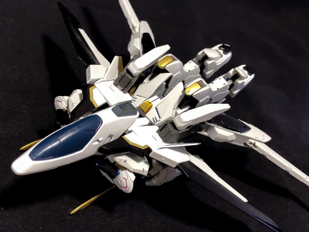 そして最大の特徴がこちら。エアマスターの機構を生かした飛行形態です。バエルの時点でだいぶ速いと思いますが、長所をさらに伸ばしてみました。接近戦は近づかなければ成立しないので、この形態で一気に敵機に近づいて撃破次第、他の敵が集まってくる前に即離脱するスタイルです。