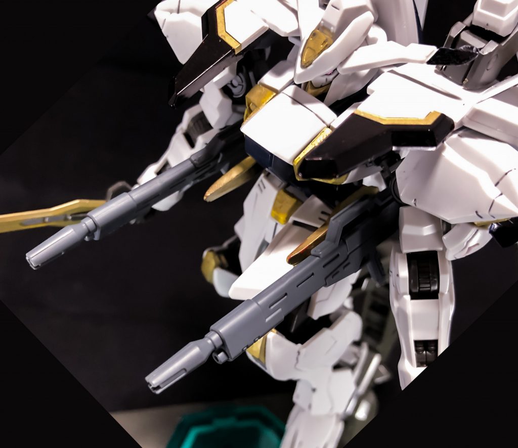 携行装備はバエルソード×2と腰部マウントされたビームライフルです。基本的には二刀流接近戦で戦います。
ビームライフルは直撃すれば一応敵に結構なダメージを与えられる威力ですが、本機体の性質上あまり命中精度は良くないのであくまで牽制用、ガトリングにするべきかも。