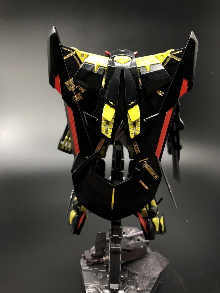 背面の赤いとこも当然のように塗り分けを要求される…