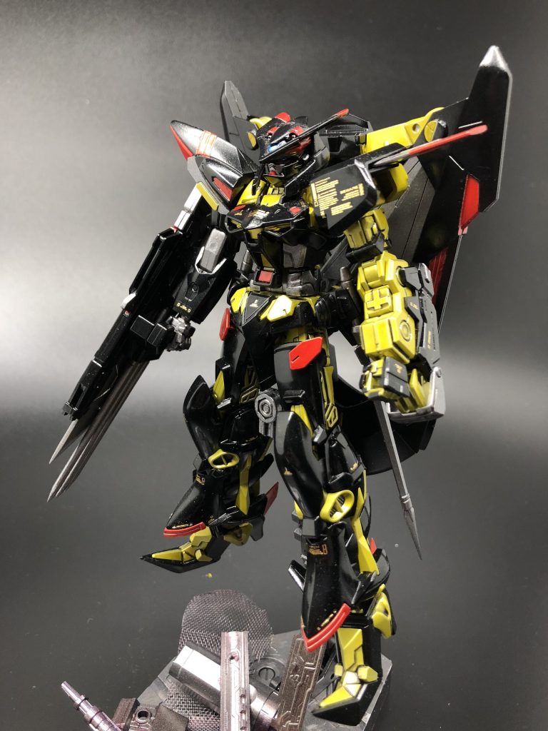 赤い部分は９割が塗り分け個所。付属シールを使いたくない身としてはツライ…