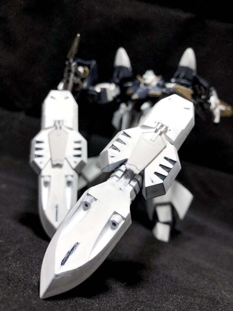 アームを逆転させることでシールドアームによる近接格闘も可能です。