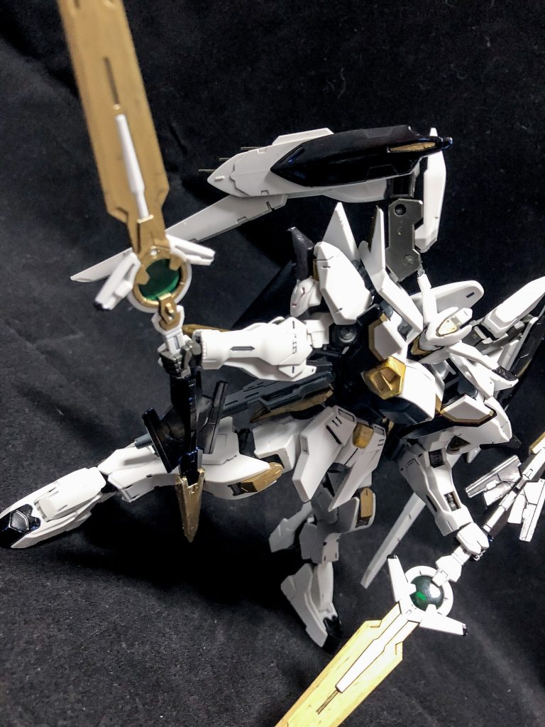 保持したままだと高速移動が出来ない為、僚機に預けてあり戦場で受け渡されるバエルシーガル最強の武器がこちら『シーガルカリバー』です。バエルソードをはるかに超える刀身の長さと柄にマウントされたソードビットが特徴的で、コアクリスタルにエネルギーを集めることでがGBD特有の超高威力の必殺技も発動できます。