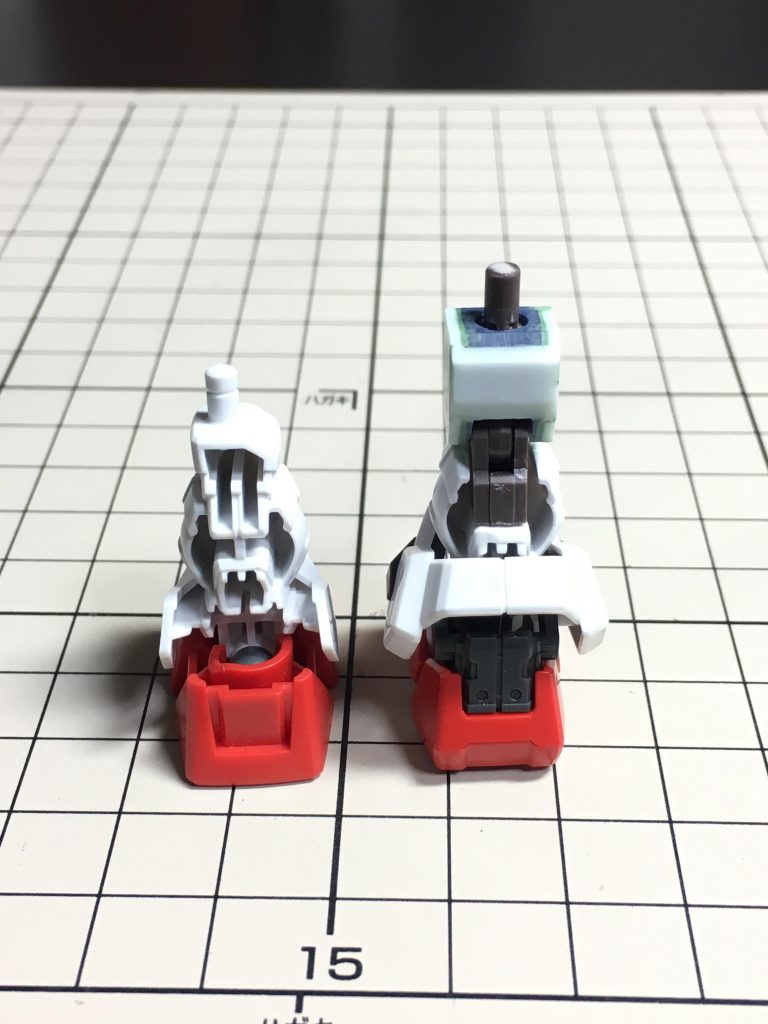 太ももと膝下、アンクルガードが一体成型なので切り離しジャンクパーツを組み合わせて制作しました。