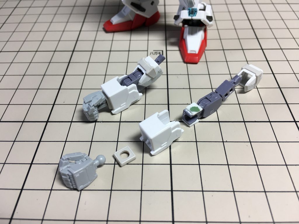 前腕のみSDのパーツを残し関節と二の腕は他のキットから流用しました。
