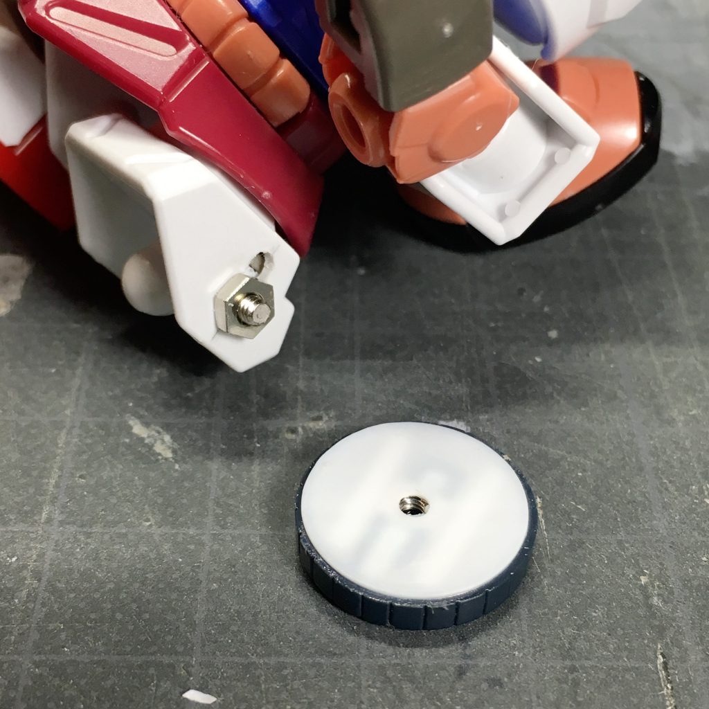 足の側面についているタイヤ風のパーツ(以下タイヤ)はBB戦士のザクのマシンガンの弾倉にナットを入れて蓋をし、ネジで止めています。