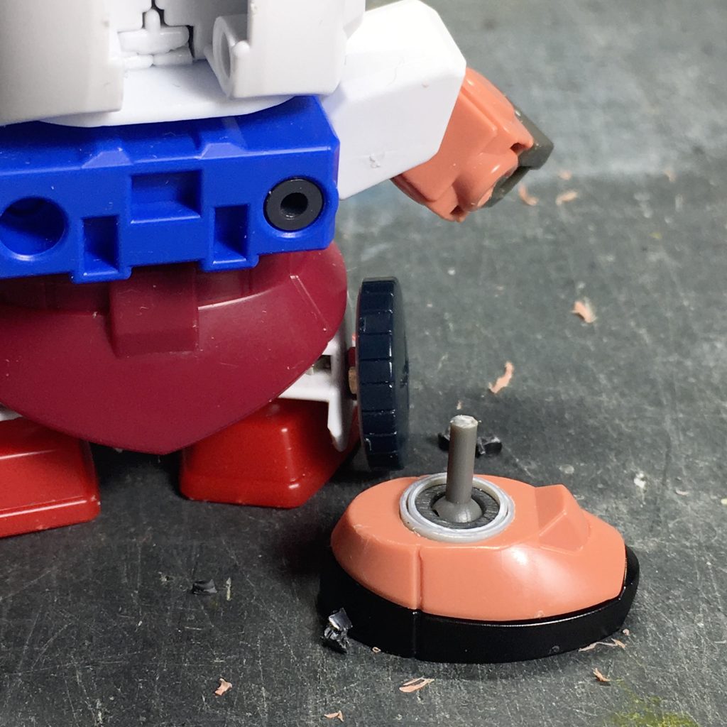 背中のバーニア(足)は本体側にポリキャップを入れ、足のボールジョイントの軸を刺してます。