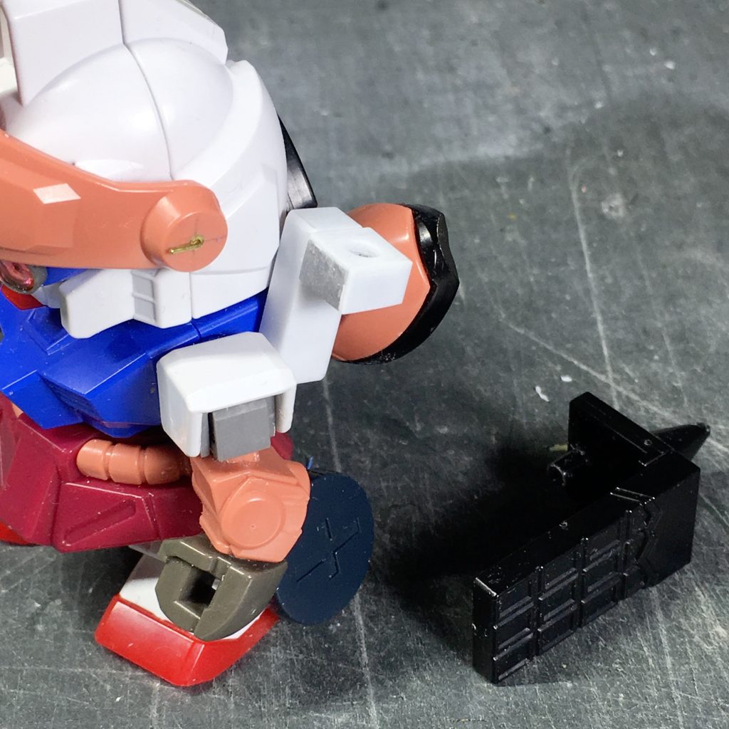 左後方のシールドは画像のようにポリキャップとプラバンで作ったアームに載せています。