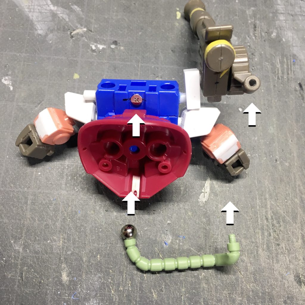 背中のバズーカと本体とをつなぐ動力パイプの接続方法です。
バズーカ側は穴に指しているだけです。
本体側は背中の下部にネジを刺し、動力パイプの先端に球体磁石を貼り付けて吸着させています。
これで砲を多少動かしても磁力で食いつくので外れません。