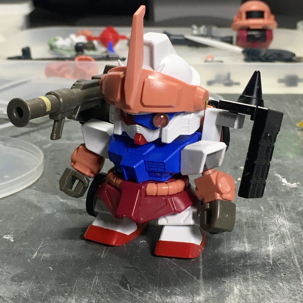 【制作過程_前方】
白と青いパーツがガンダム、足を除く赤系のパーツはザクから移植しています。