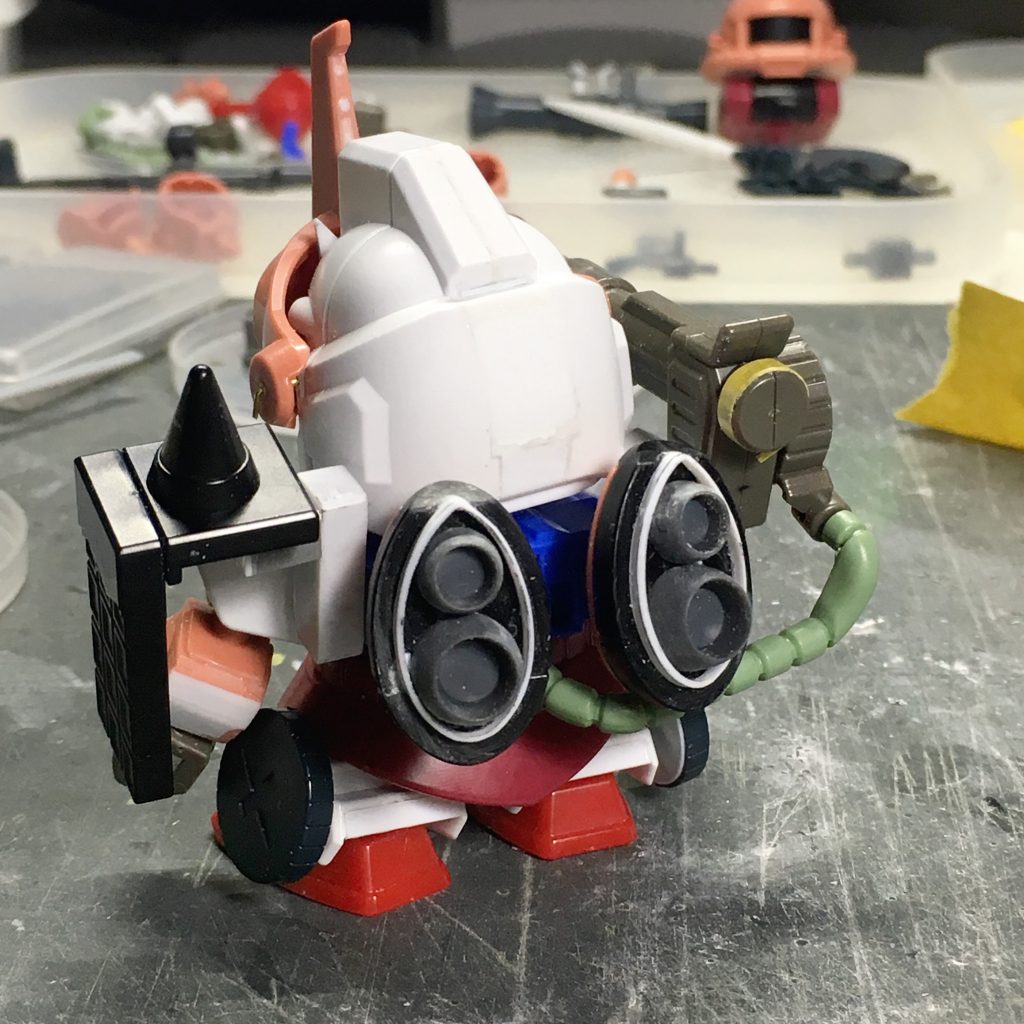 【制作過程_後方】
背中のバーニアは市販品から持ってきました。
後頭部にあったスーパーショックガンダム用の接続パーツは取り外し、プラバンで蓋をしました。