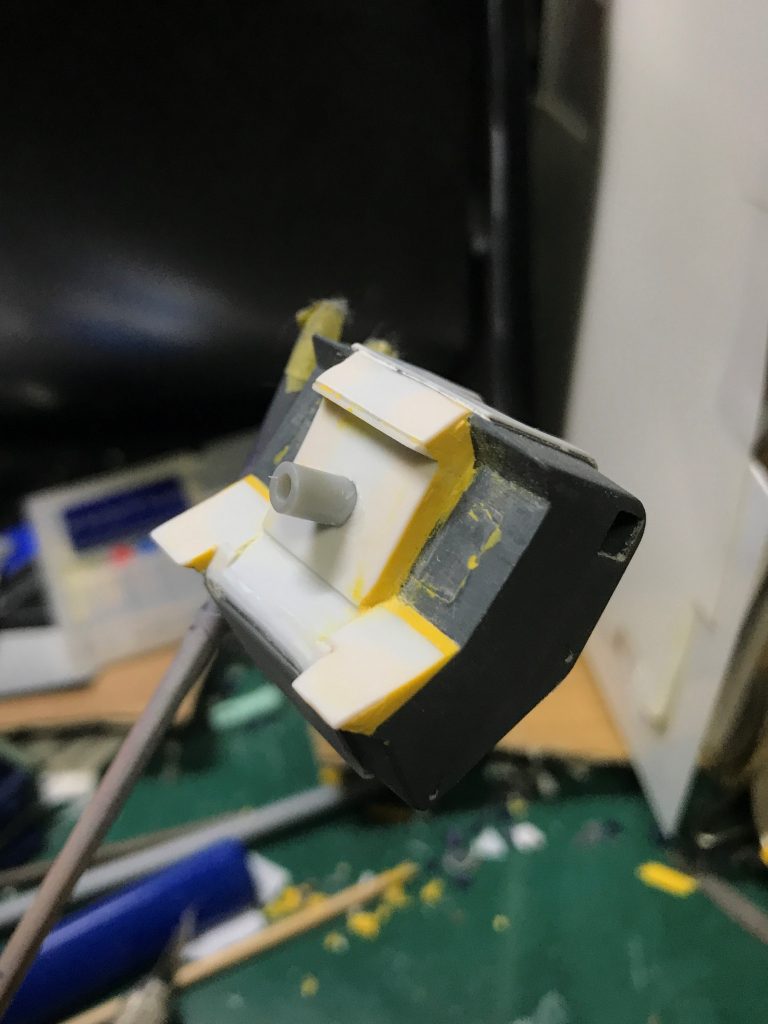 制作過程1
ツインテールユニットの接続部の作成中。
胴体側の形が上から見ると凹っとした形をしているのでそれに合わせてぴったりハマるようにプラ板とパテで調整しました。
中央以外にも左右下部の斜めになっているところも角度調整を入れて胴体にぴったりハマるようにしています。