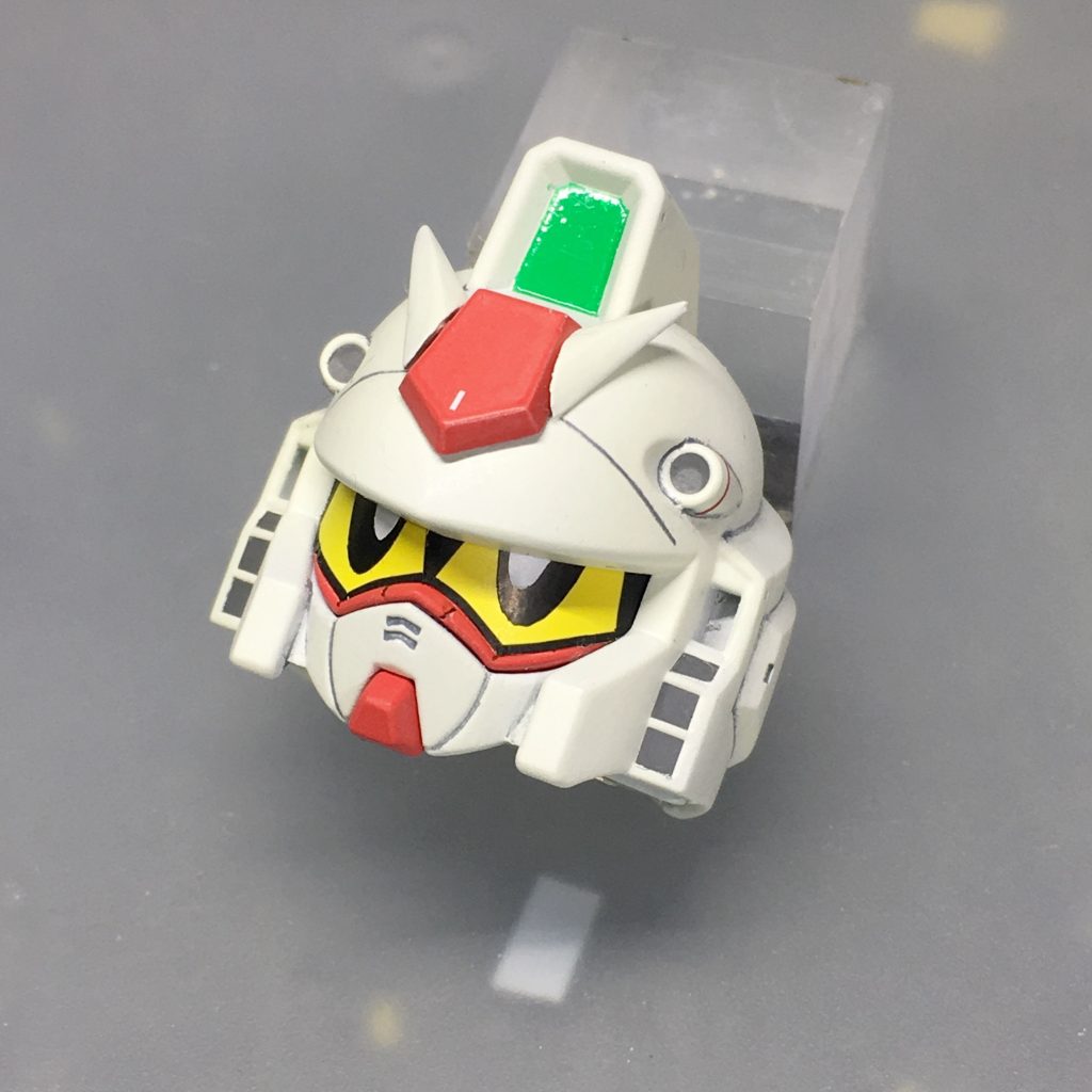 ザクのバイザーでほとんど隠れていますが、ガンダムの象徴でもあるアンテナもちゃんとついてます。
ただ、そのままだと干渉するので画像のように短く加工してます。