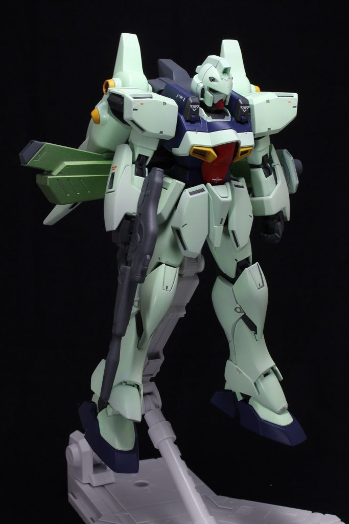 Vガンダムのアニメを見ながらこんな色かなぁと調色して全体的にリペイントしました。
ミリタリっぽいガンイージに比べるとトリコロールな感じがヒロイックな感じ、全体的に期待している色調になって満足。ちょっと緑味が薄すぎるかも。