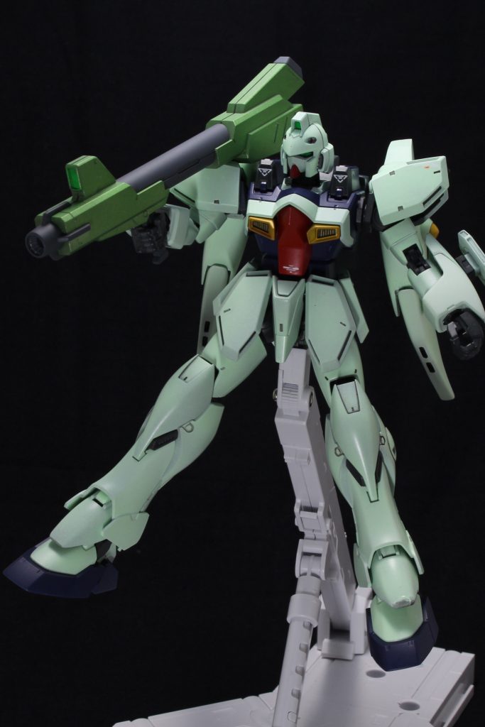 ビームバズーカ。
弾頭がないビームでバズーカってなんだろうっていつも思うんですけどかっこいいから良いですよね。
ヘッドの説明で書き忘れましたがセンサー類のクリアグリーン等々は全部蛍光ライトグリーンで塗りつぶしています。
クリアパーツにするよりも見栄えが良くなるかなと試しにやってみたのですが、結構いい感じになってお気に入り。
ビームバズーカの濃緑な部分は金属感を損なわない程度に明るめの色に変更。