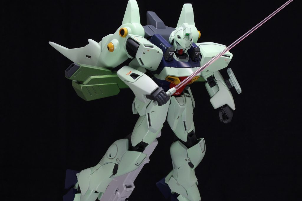 ビームサーベル。
細めのエフェクトが好きです。
右腕のハードポイントはビームシールド発振器をつける予定がなかったので関節と同じ(脳内的には内部フレーム色)グレーで塗りつぶしています。
左腕の発振器はビールシールドの付け替え等の分解で塗装剥げが怖かったので展開状態と非展開状態を基部ごと差し替える形にしています、贅沢。