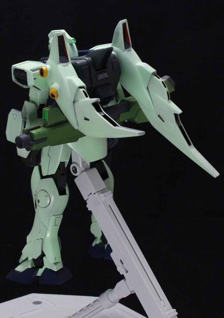 バックショット、バックパックは旧キットを改造して移植。
移植するにあたって全体的なディテールアップ、ツインテールの接続変更、幅増し、可動の追加等々を手を加えました。
パテ盛ったりプラ板積層したり。普段はぱち組だけなので新鮮で楽しかったです。
製作中や塗装中に何度も割れたりしては補修したりを繰り返してるので完成した時点で実はかなりボロボロ。
バインダー下部の可動はプレバンでも再現されていましたが、これを実現するのが個人的な目標だったので出来て良かったです。
左のバインダーを見てわかる通り収まりきっていないのが詰めが甘かったところ、いつかリベンジしたいですね。