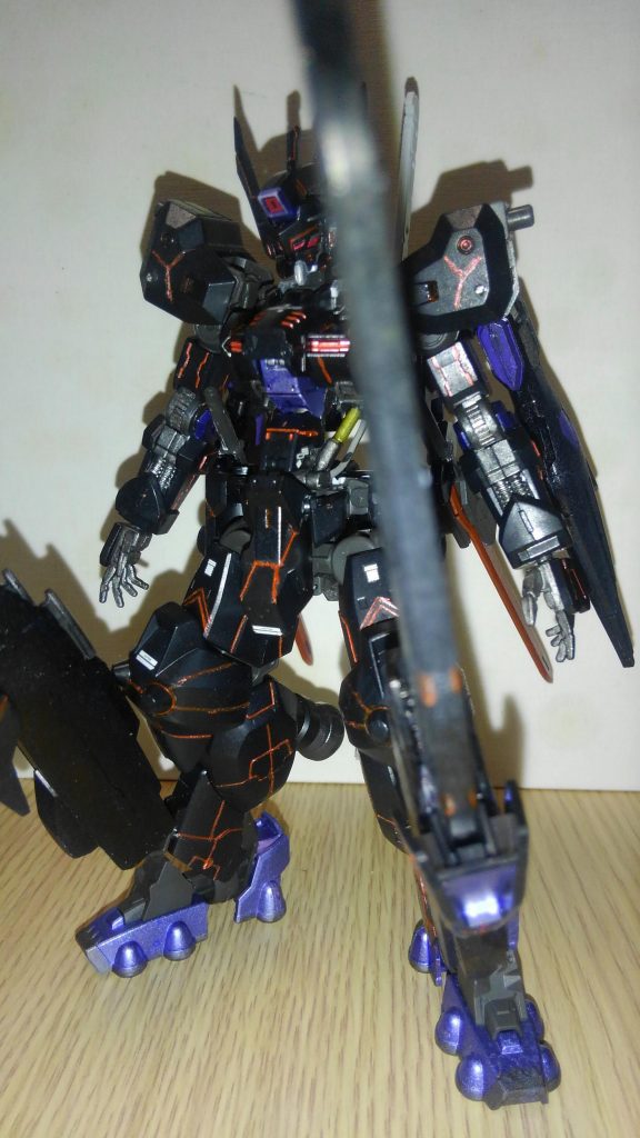 全体的にスジ掘りし、赤いラインを出すためガンダムマーカーメタレッドで塗装しています。機体起動時は紅く光、血が通っているかのように見えるのと黒に紅は悪魔っぽさを出すなら鉄板かなと思いこの形にしました。