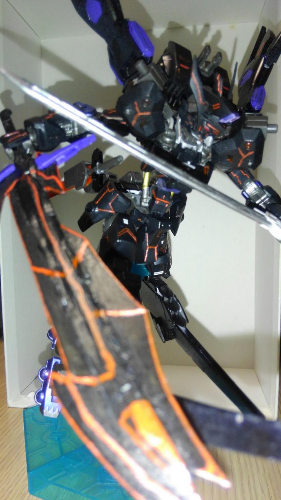 バックパックはウヴァルのものを元に改造し、差し替えで急加速モードに展開します。一気に間合いを詰める!というイメージでしょうか一撃離脱にも使用できそうです。